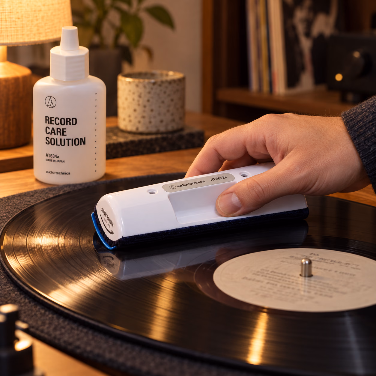 レコードを聴く前に白いクリーナーで盤を拭く