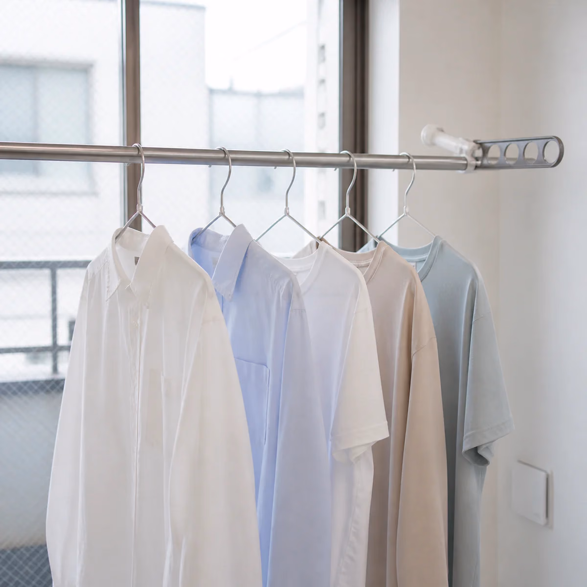 細いハンガーで、服の間隔を残す。