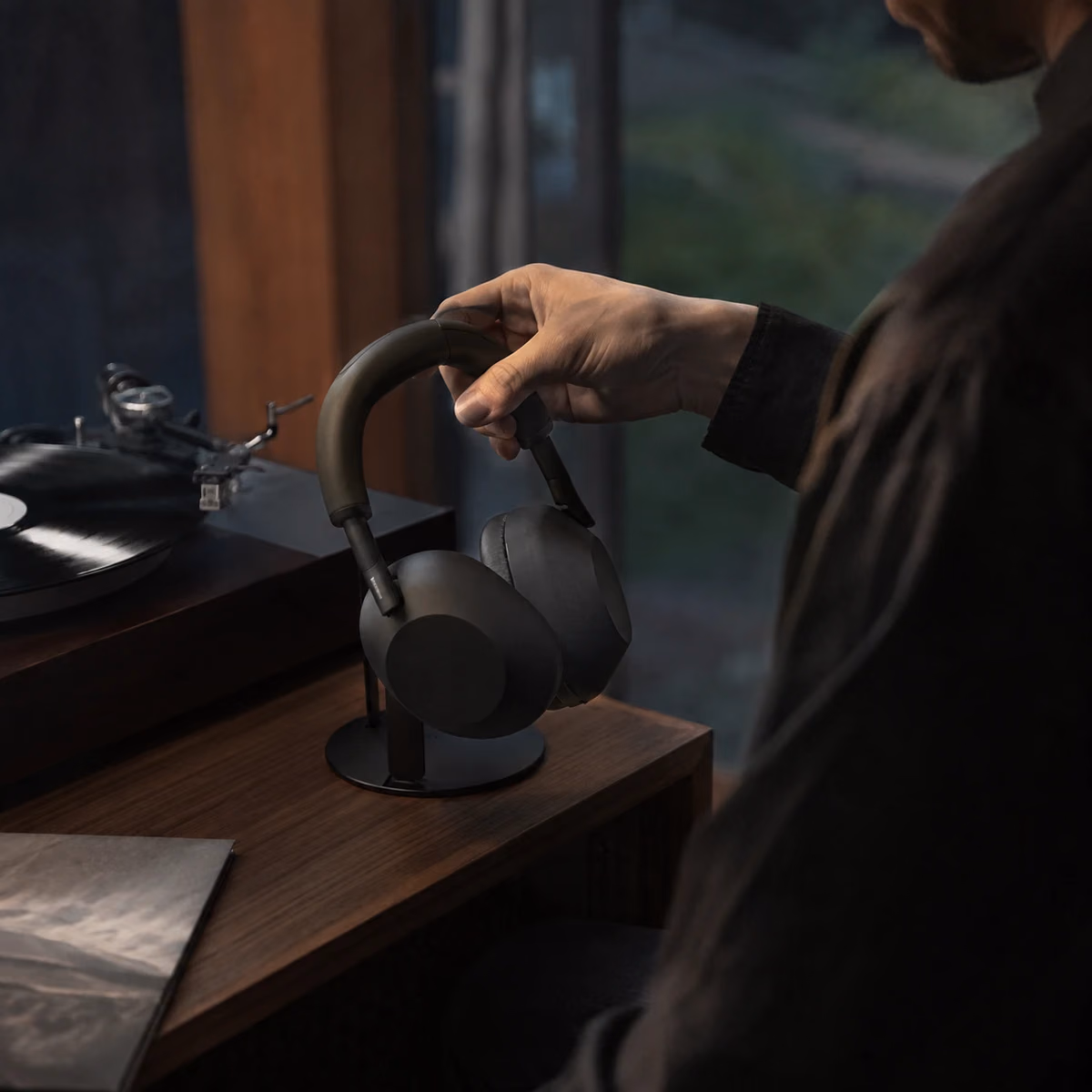 夕食後のリスニングでSONY WH-1000XM6を実際に使うYORIMICHI編集写真